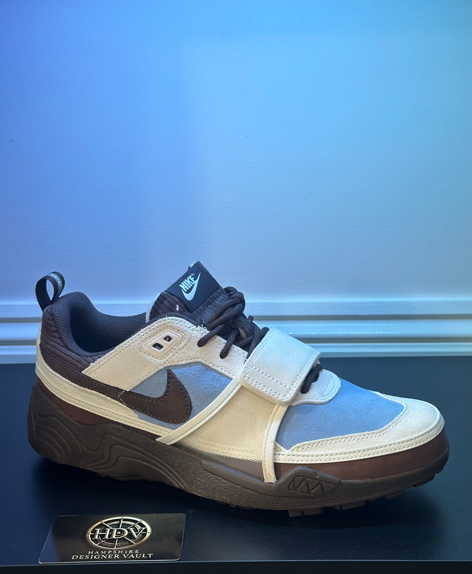 TRAVIS SCOTT x NIKE ZOOM FIELD JAXX ‘LECHE BLUE’