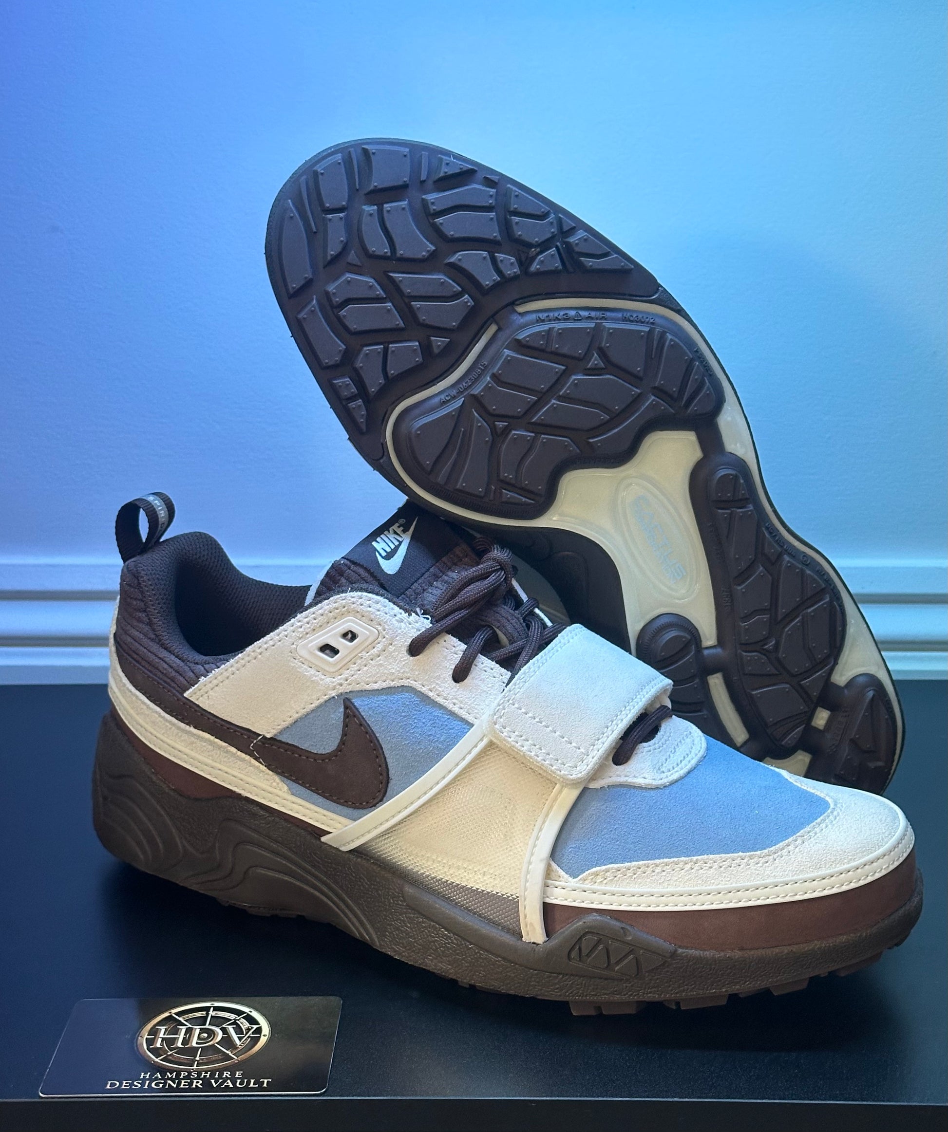TRAVIS SCOTT x NIKE ZOOM FIELD JAXX ‘LECHE BLUE’