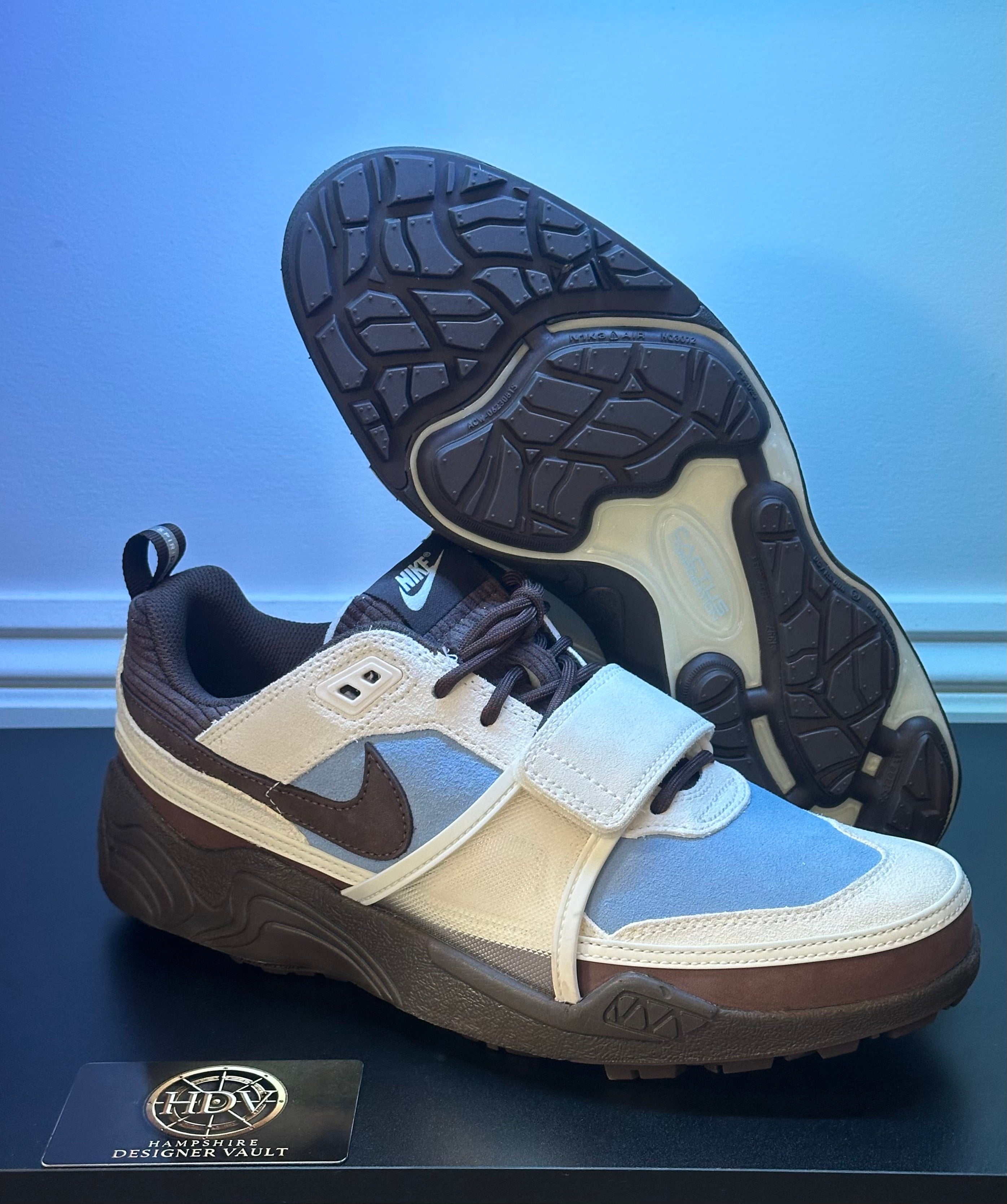 TRAVIS SCOTT x NIKE ZOOM FIELD JAXX ‘LECHE BLUE’
