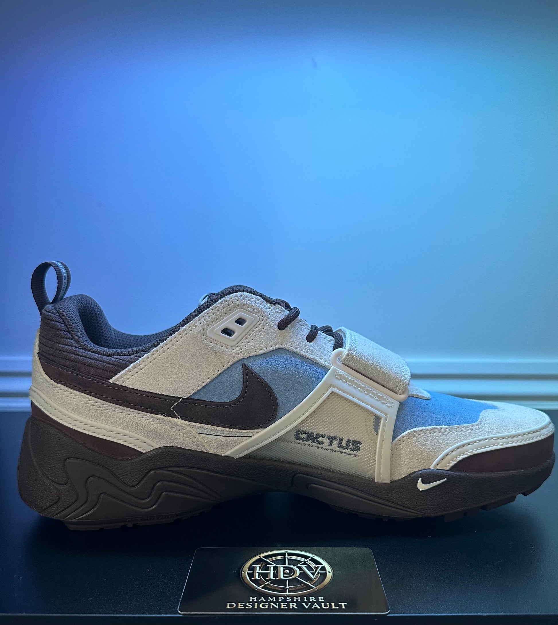 TRAVIS SCOTT x NIKE ZOOM FIELD JAXX ‘LECHE BLUE’