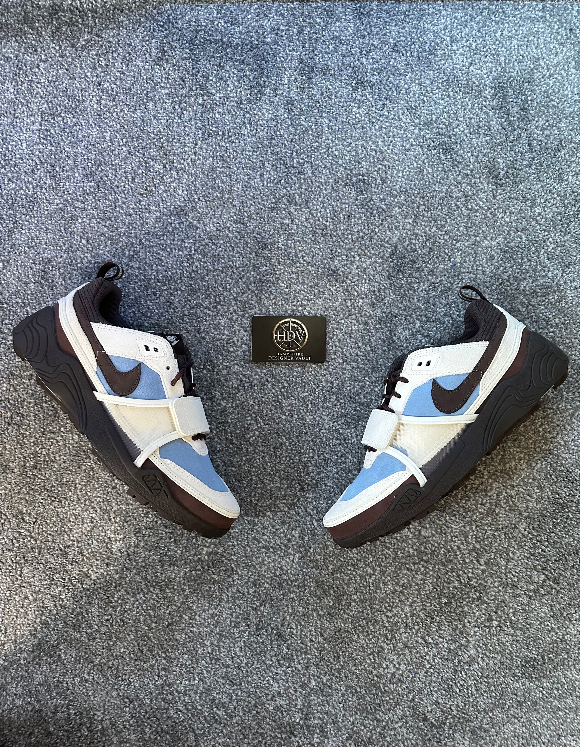 TRAVIS SCOTT x NIKE ZOOM FIELD JAXX ‘LECHE BLUE’